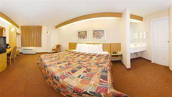Sleep Near I-95 Hotel 2*