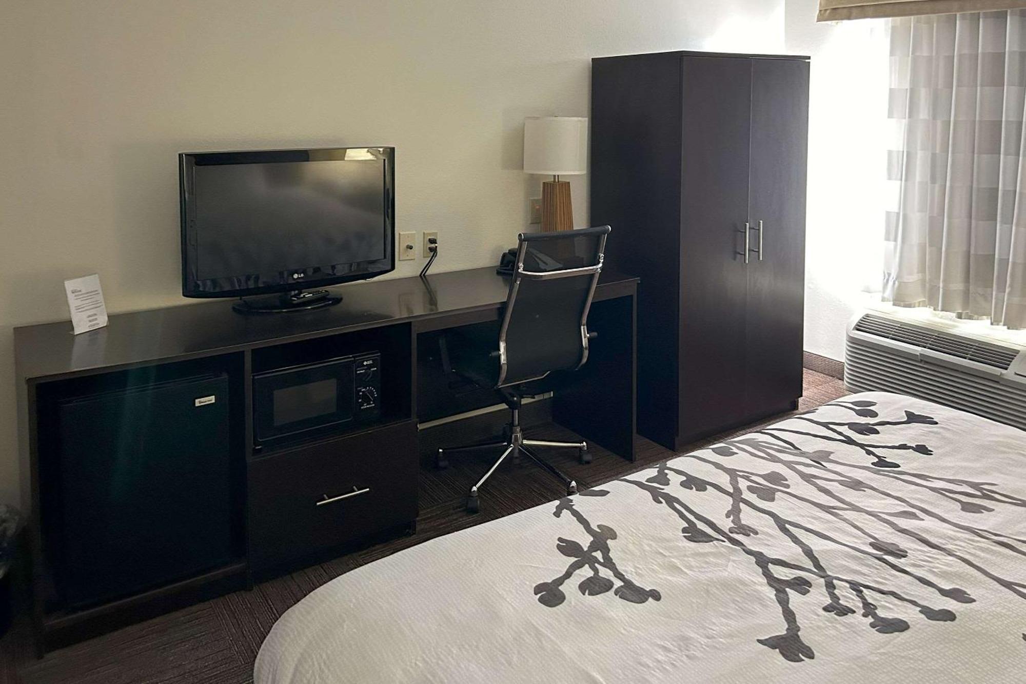 Sleep Near I-95 Hotel 2*